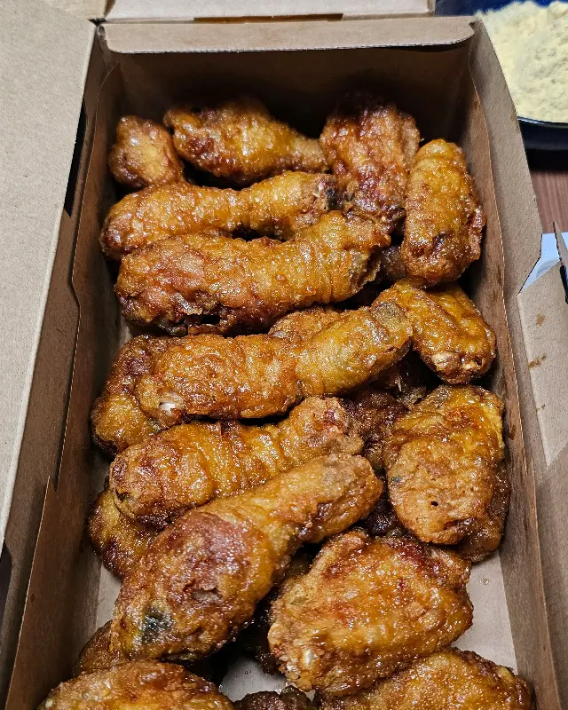 윤기가 흐르는 교촌 윙봉