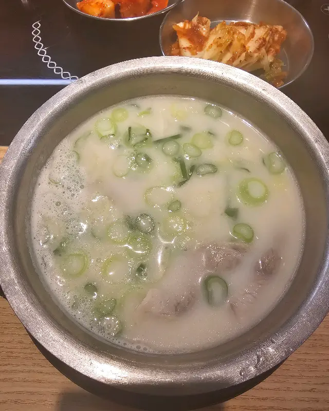 뽀얀 국물의 국밥