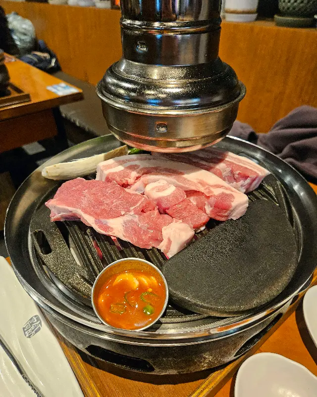 불판 위 삼겹살