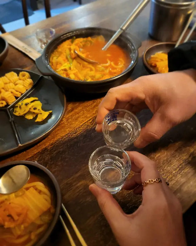 술잔을 기울이는 모습