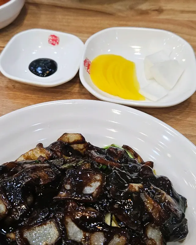 윤기가 자르르 흐르는 짜장면