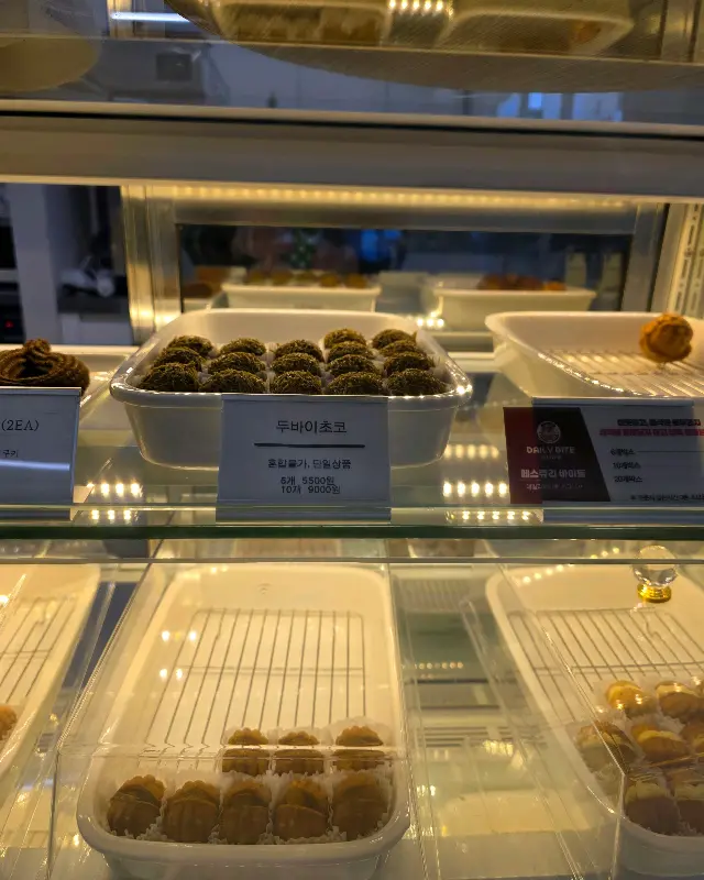 다양한 종류의 호두과자가 진열된 쇼케이스