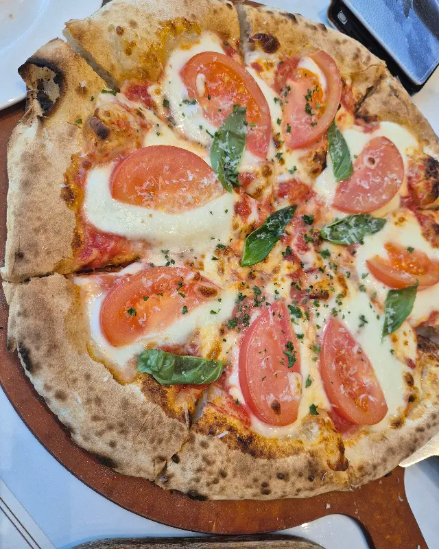 화덕에서 갓 구워져 나온 고르곤졸라 피자