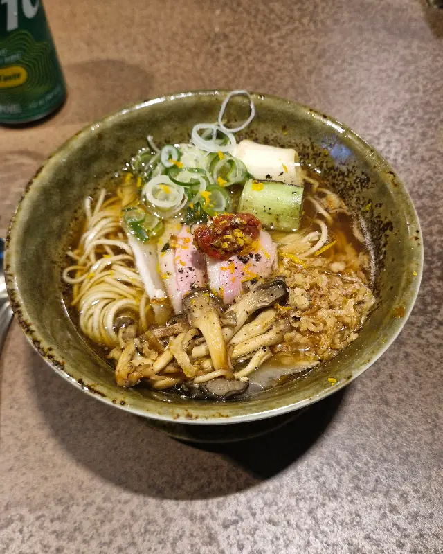 다채로운 토핑이 인상적인 카모토리 시오