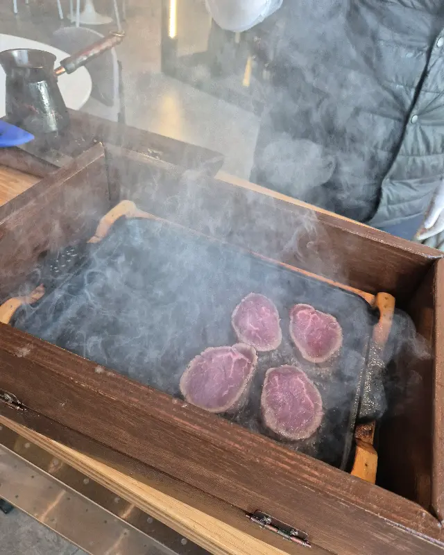 기버터로 구워지는 스테이크의 모습