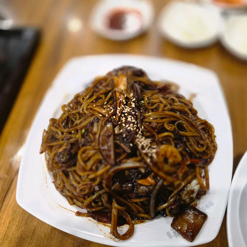 윤기가 흐르는 짜장면