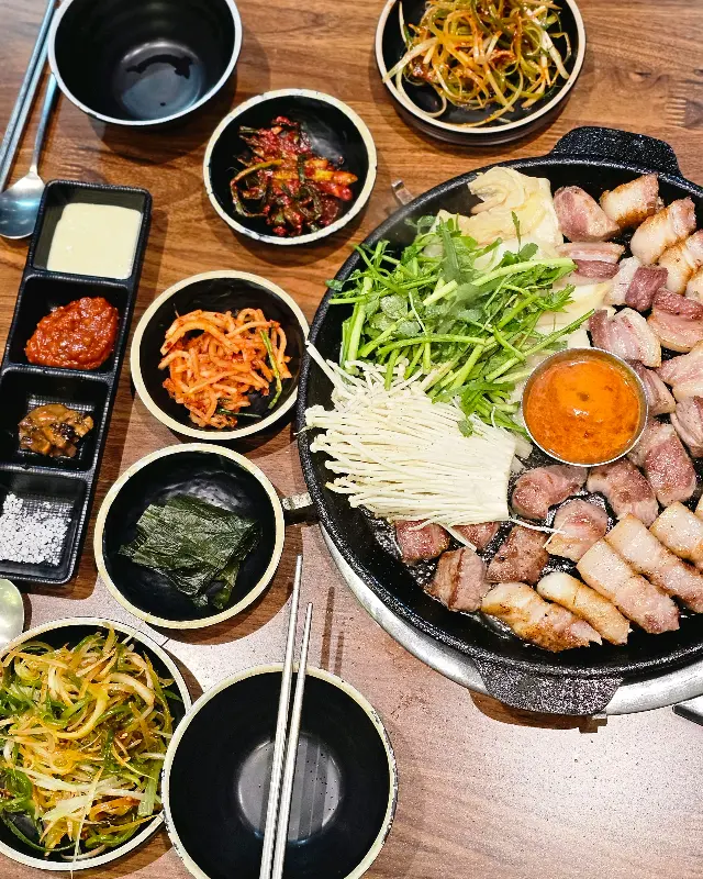 다채로운 밑반찬과 곁들임 메뉴가 푸짐하게 차려진 오대지 식당의 테이블