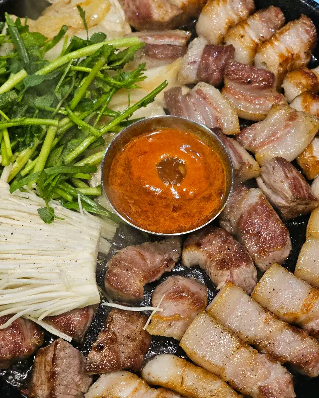 멜젓에 찍어먹으면 더욱 맛있는 삼겹살