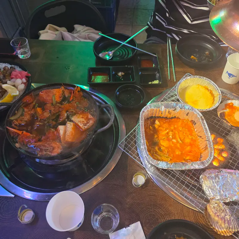 조개구이와 해물탕 한 상 차림