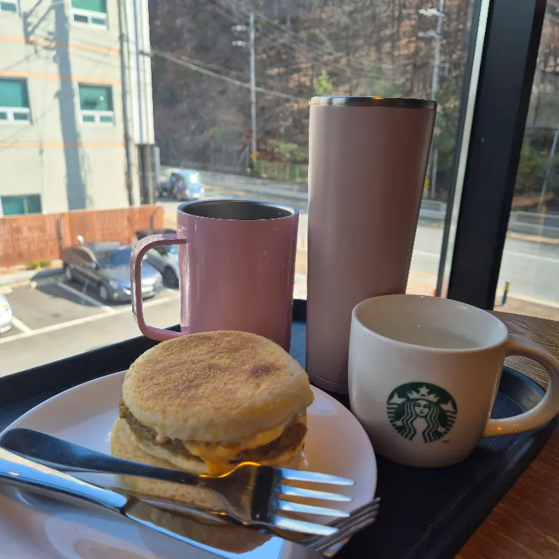 머그컵에 담긴 커피