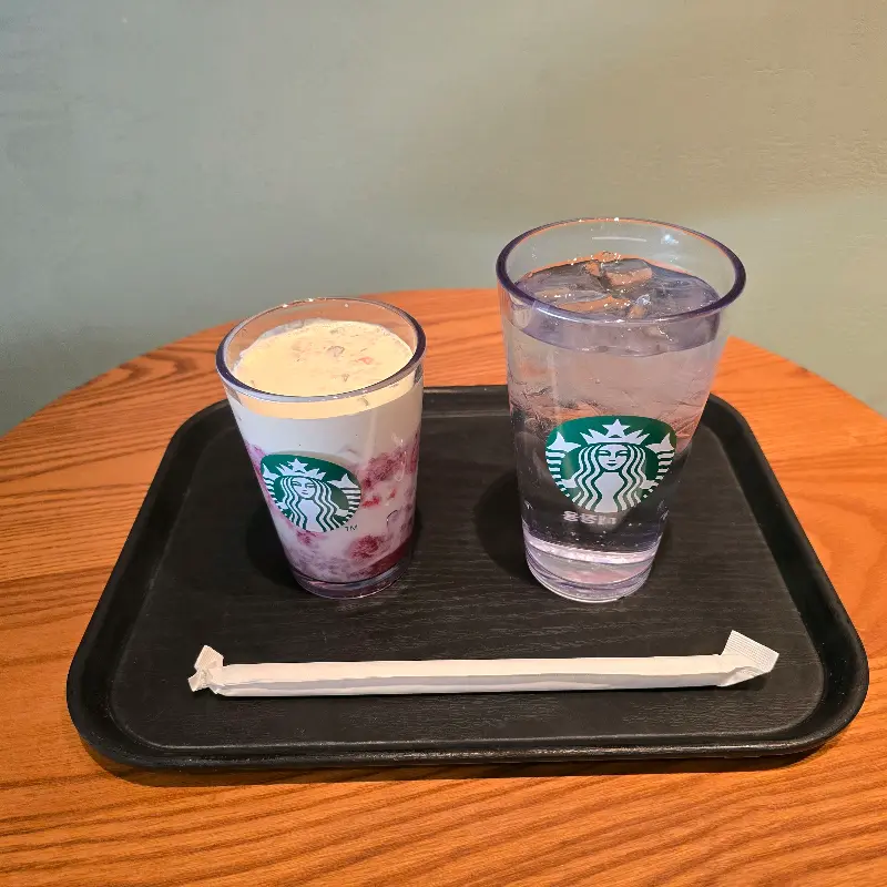 슈 폼 딸기 라떼