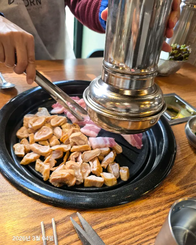 고기를 굽는 모습