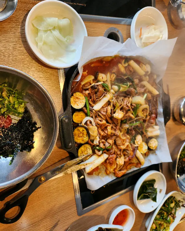 푸짐한 오리 한 상과 맛있는 밑반찬