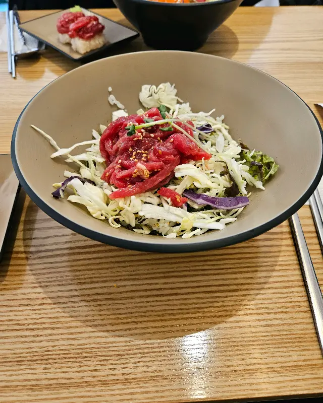 신선한 육회가 듬뿍 올라간 육회 비빔밥