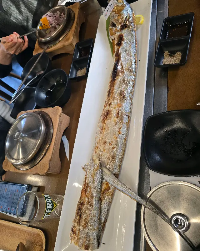 테이블 위에 놓인 거대한 갈치구이