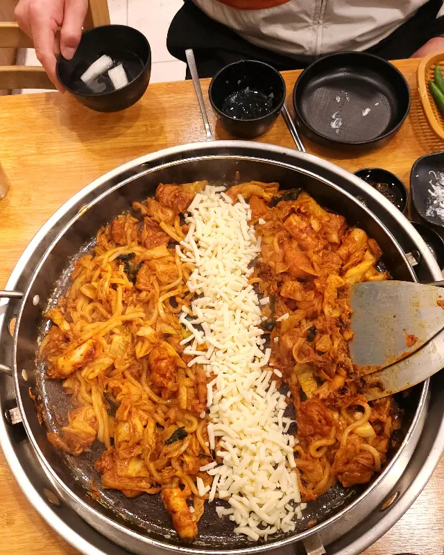 닭갈비와 우동사리, 치즈의 조합