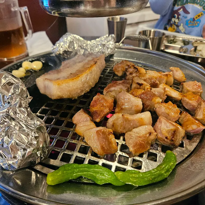 숯불 위에서 맛있게 익어가는 가브리살