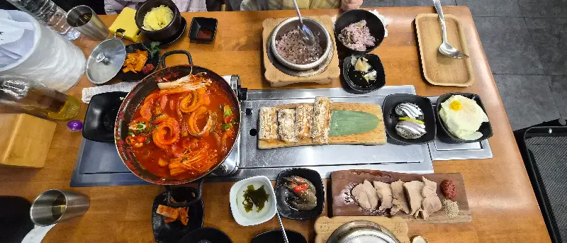 갈치구이를 손질해주는 직원의 모습