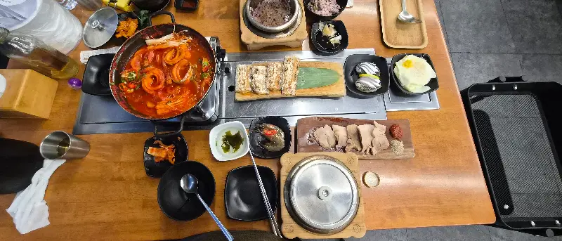 애월항이 보이는 창가 자리