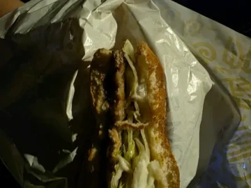 퇴근길, 바삭한 유혹! 강남에서 만나는 인생 맛집, 맘스터치 싸이버거의 행복