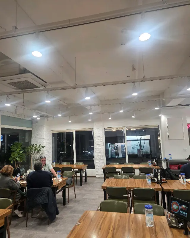 넓고 쾌적한 매장 내부