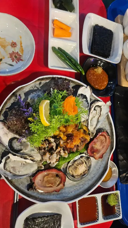 다채로운 해산물이 담긴 모듬 한 상 차림