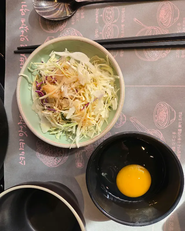 스키야키와 함께 제공되는 샐러드와 계란