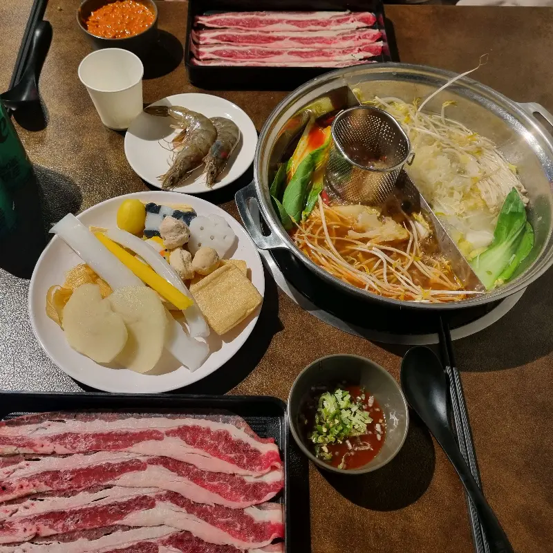 푸짐한 훠궈 재료와 소스