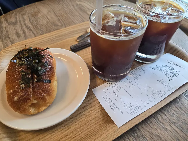 소금빵과 아이스 아메리카노