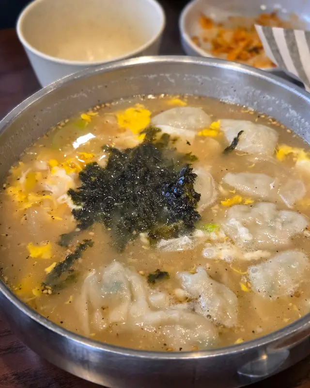 뜨끈한 만두국