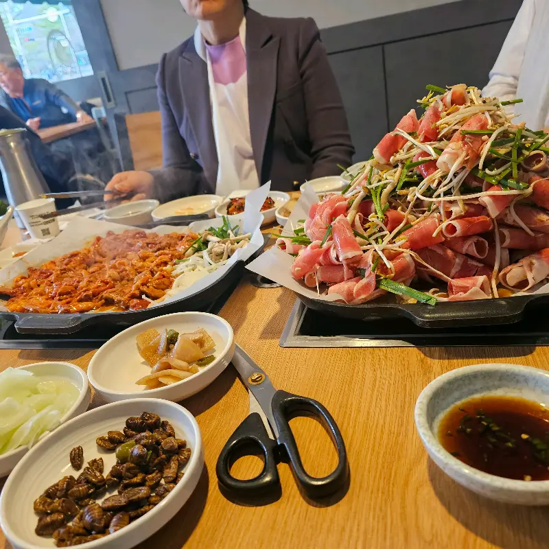 푸짐하게 차려진 오리 한 상 차림