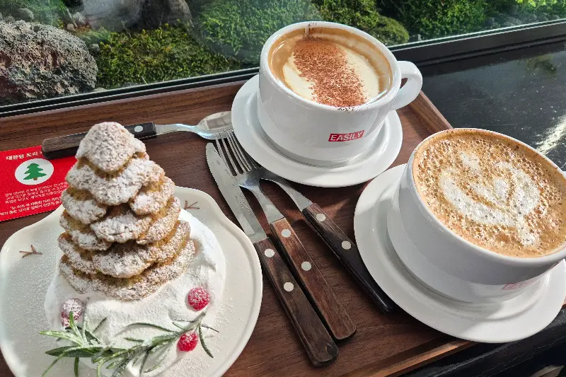 테이블 위에 놓인 트리 케이크와 커피