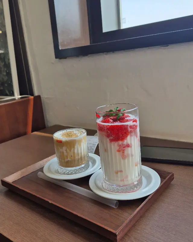 테이블 위에 놓인 음료 두 잔