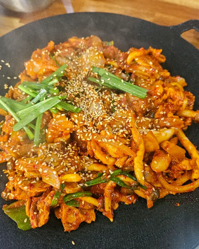 윤기가 자르르 흐르는 제육볶음