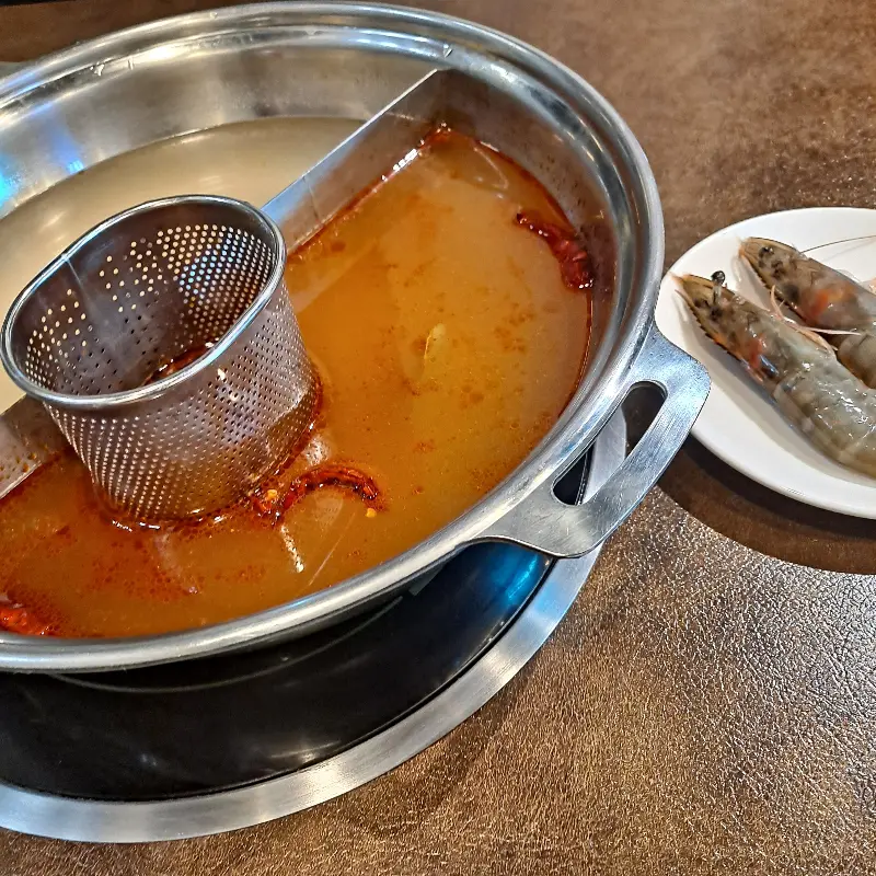 홍탕과 백탕 육수