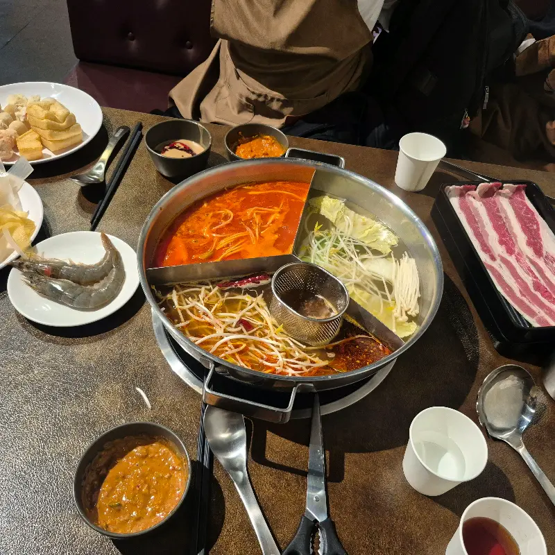 푸짐한 훠궈 한 상 차림