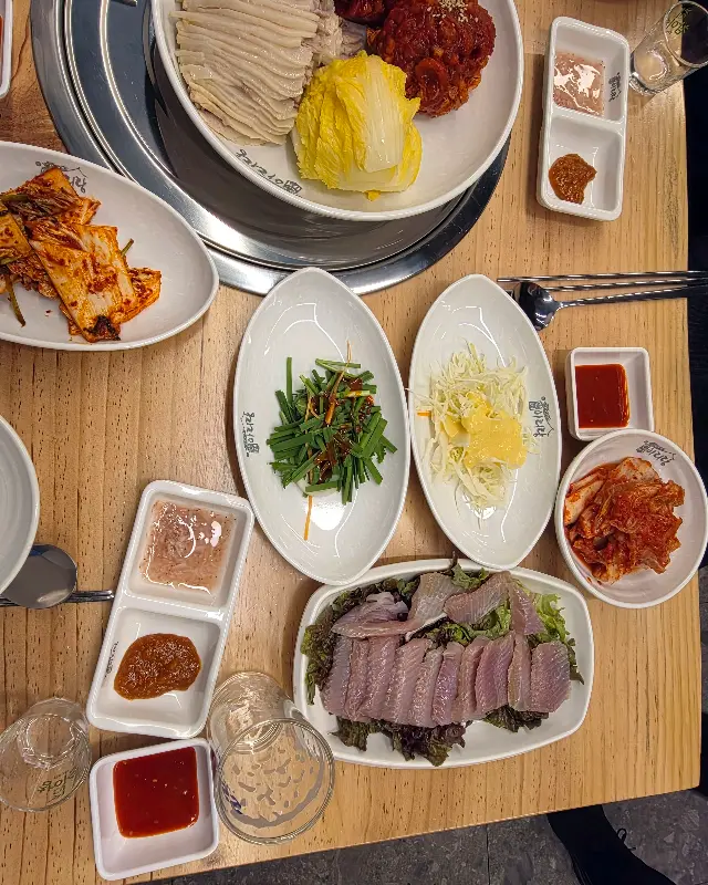 다양한 각도에서 찍은 한 상 차림 사진