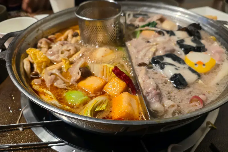 홍탕과 백탕에 끓인 훠궈