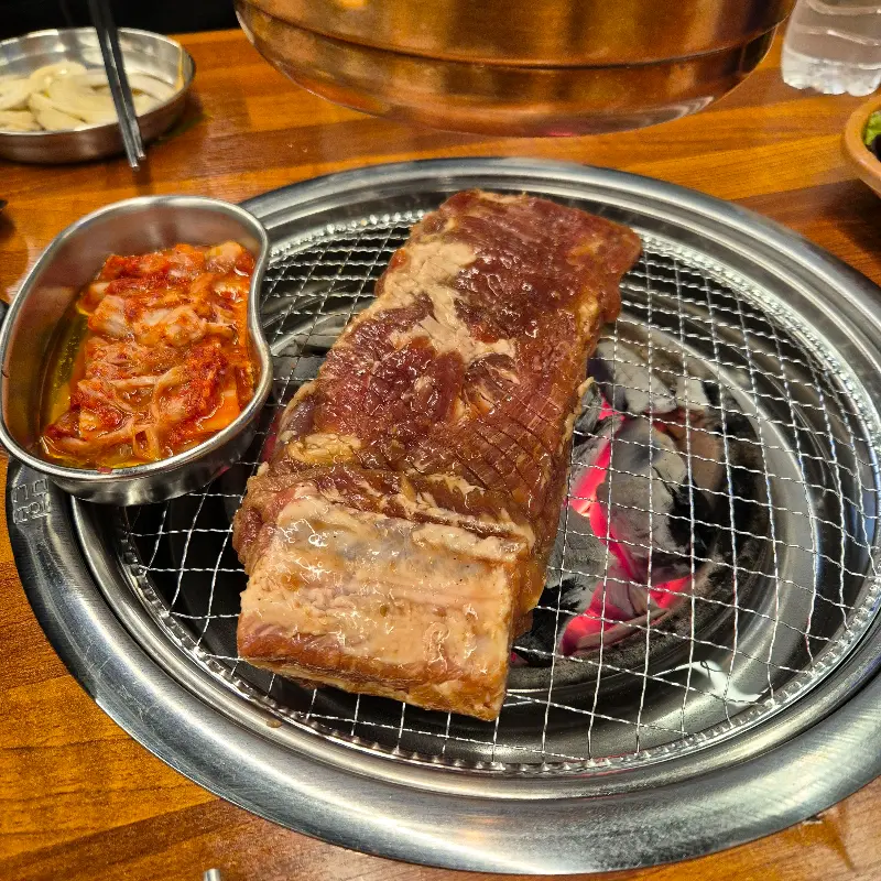 윤기가 흐르는 명가우돈 돼지갈비