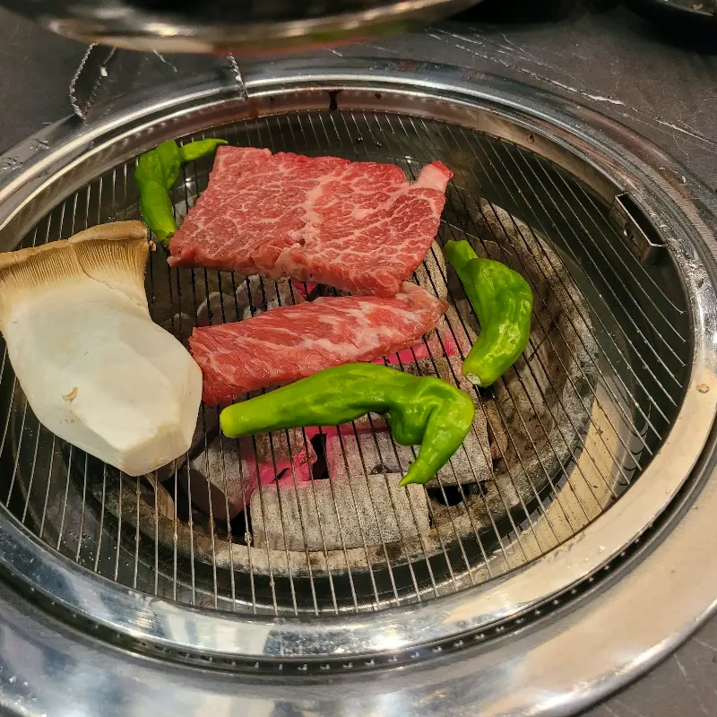 숯불 위에서 맛있게 익어가는 갈비