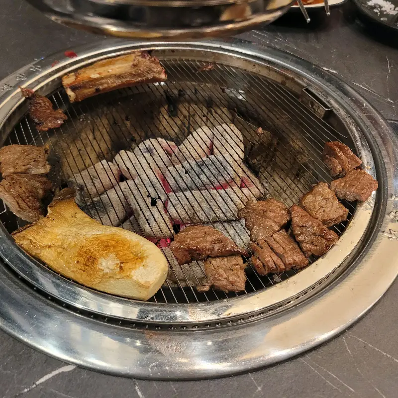 맛있게 구워진 갈비의 모습