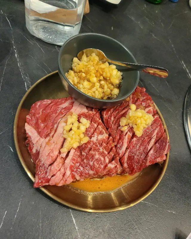 윤기가 자르르 흐르는 마늘갈비