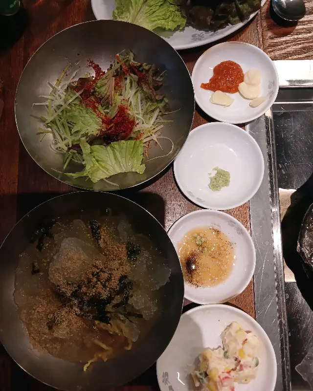 푸짐하게 차려진 밑반찬