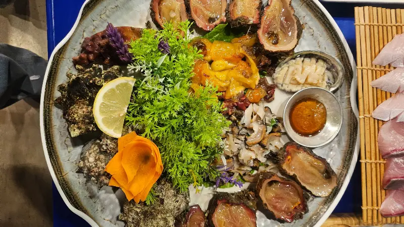 다채로운 해산물이 담긴 모듬 한 상 차림