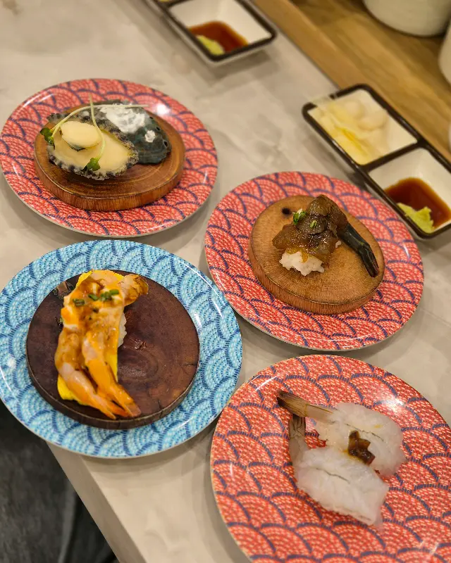 다양한 종류의 초밥들이 정갈하게 담겨 있는 모습