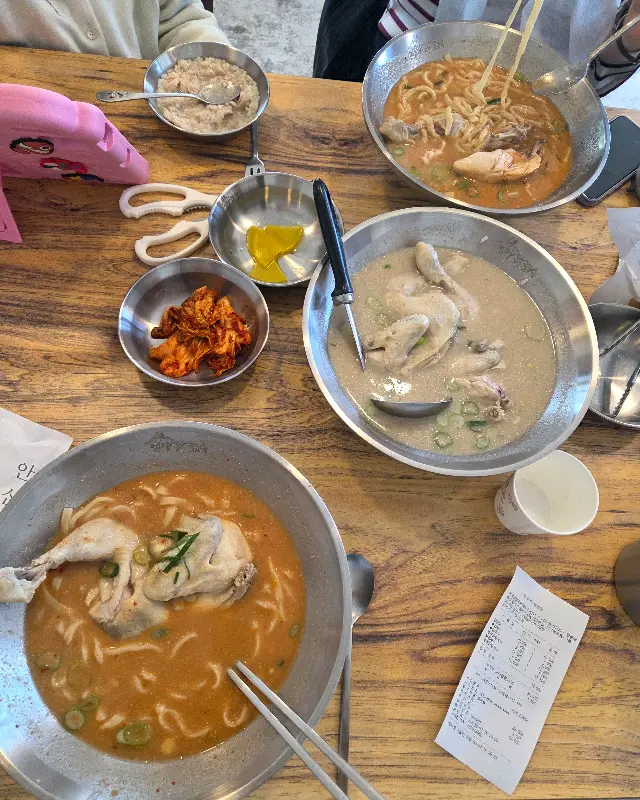 닭칼국수와 김치의 조화