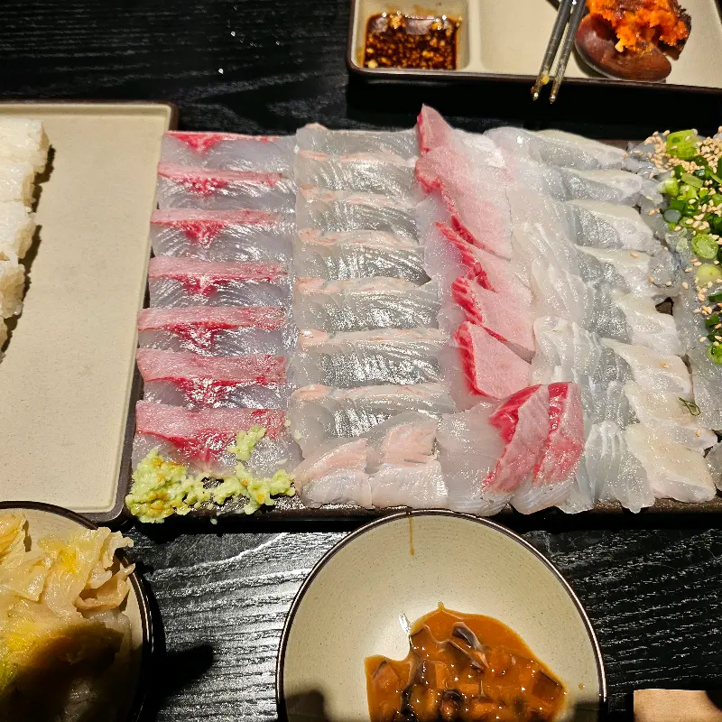 윤기가 좔좔 흐르는 숙성 모듬회