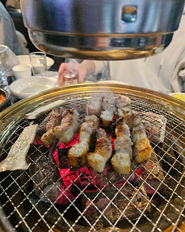 고기를 굽는 모습