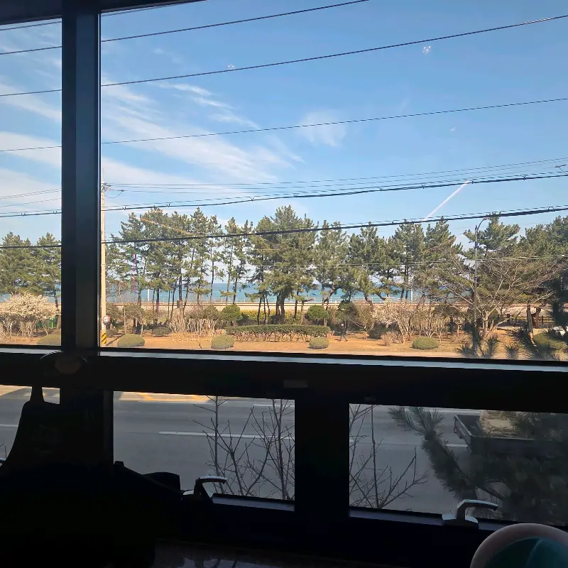 창밖으로 보이는 바다 풍경