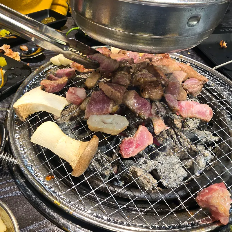 화로상회 숯불 위에서 구워지는 고기